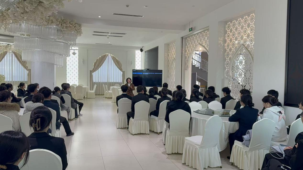 产教融合践学行——2025级酒店管理与数字化运营和烹饪工艺与营养专业学生实训首周阶段性考核圆满完成